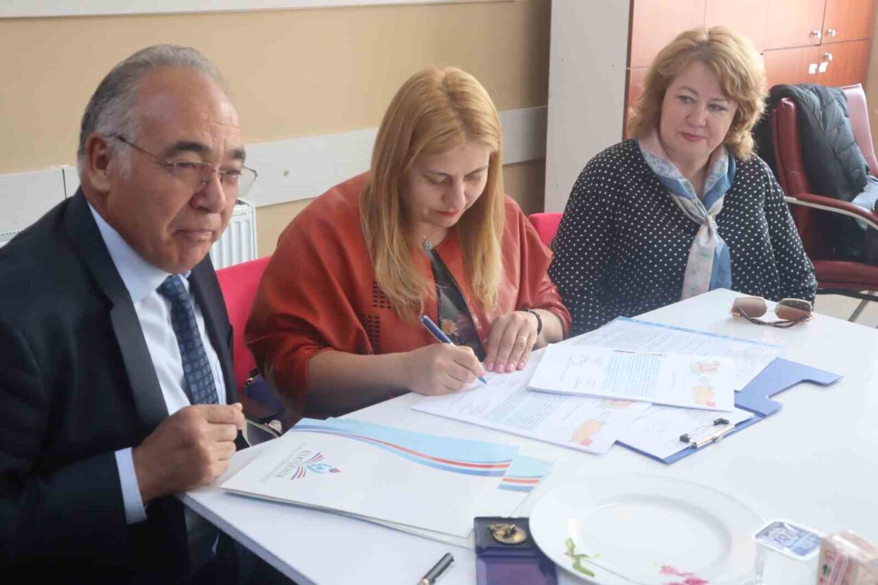 Bin kilometre uzaktan kardeş okul geliyor