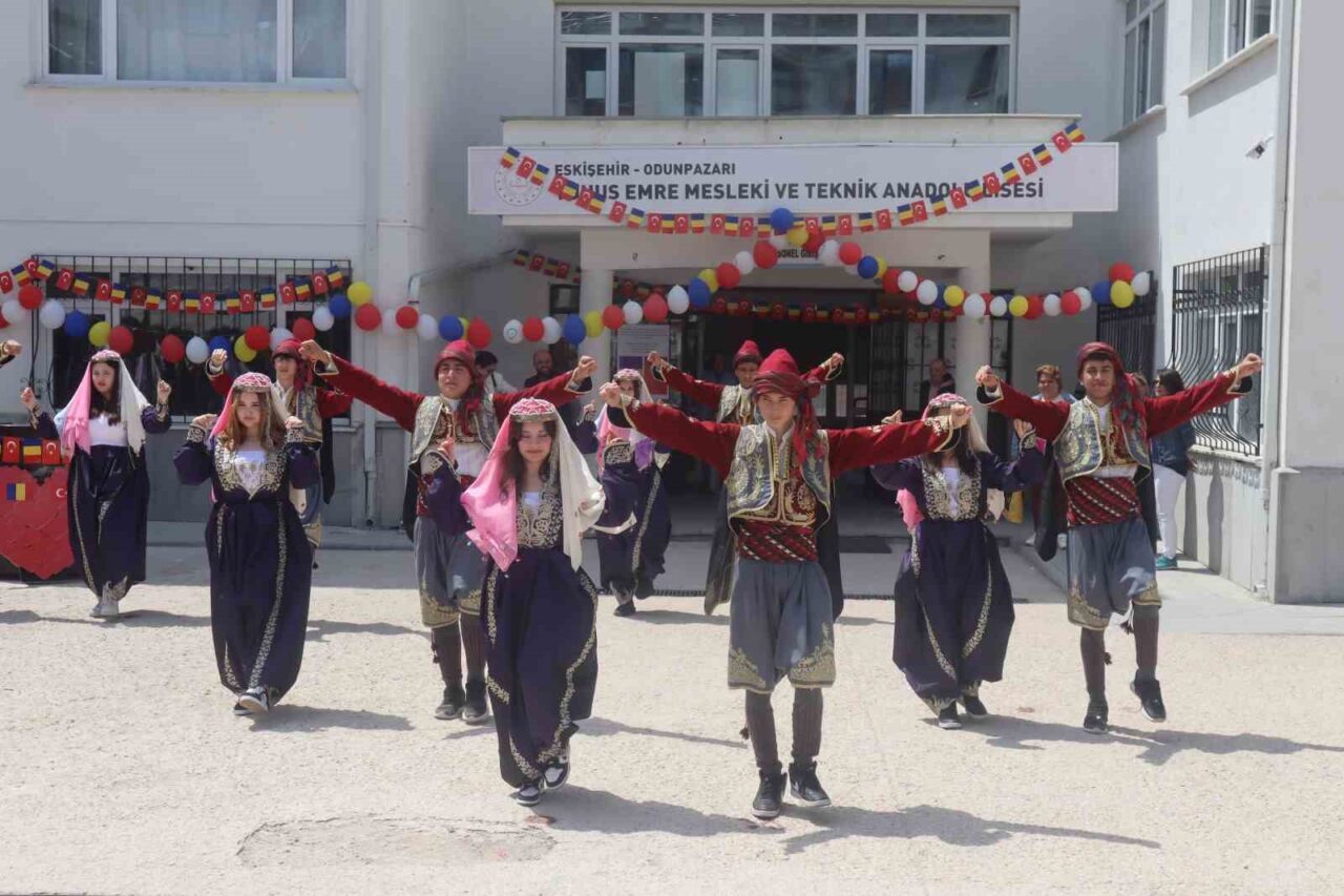Bin kilometre uzaktan kardeş okul geliyor