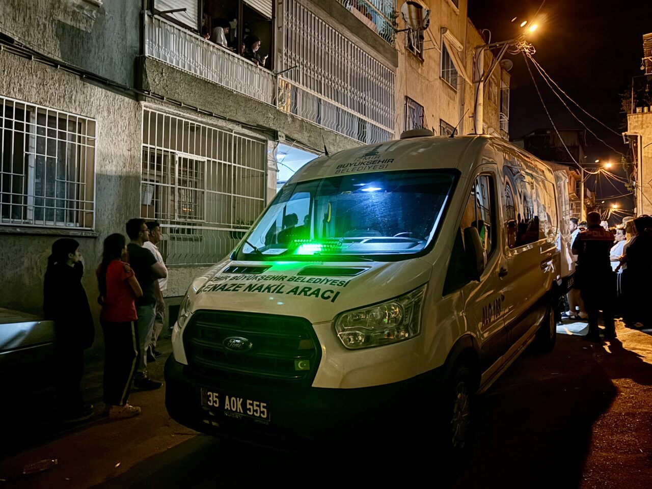 İzmir'in Konak ilçesinde bir kadın tartıştığı kocasını tabancayla ateş ederek