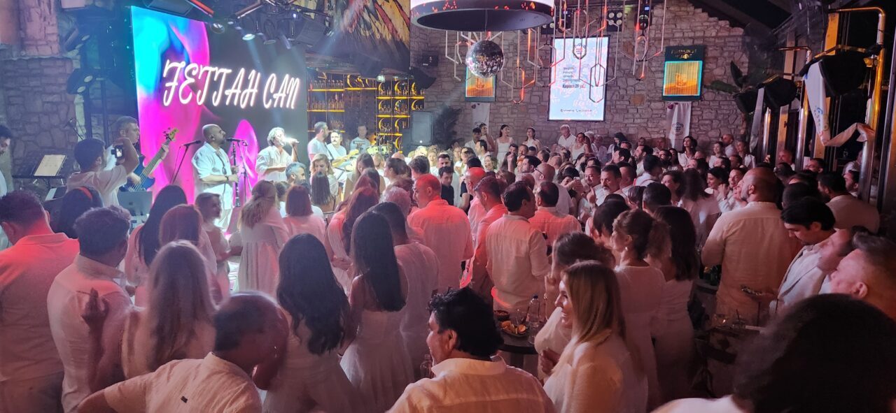 Bodrum Engeliler Sağlık Vakfı yararına 5. Beyaz Gece etkinliği yapıldı.