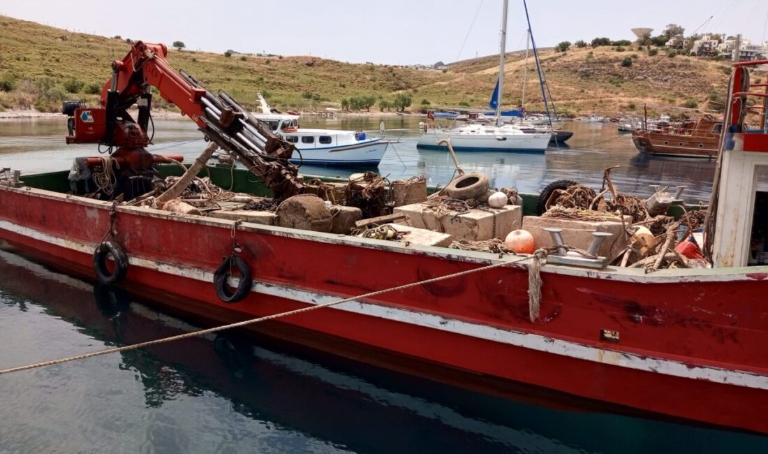 Muğla’nın Bodrum ilçesinde, deniz dibinden yaklaşık 20 ton atık toplandı.