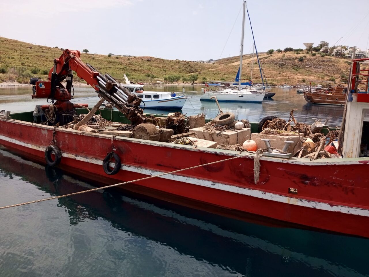 Muğla’nın Bodrum ilçesinde, deniz dibinden yaklaşık 20 ton atık toplandı.