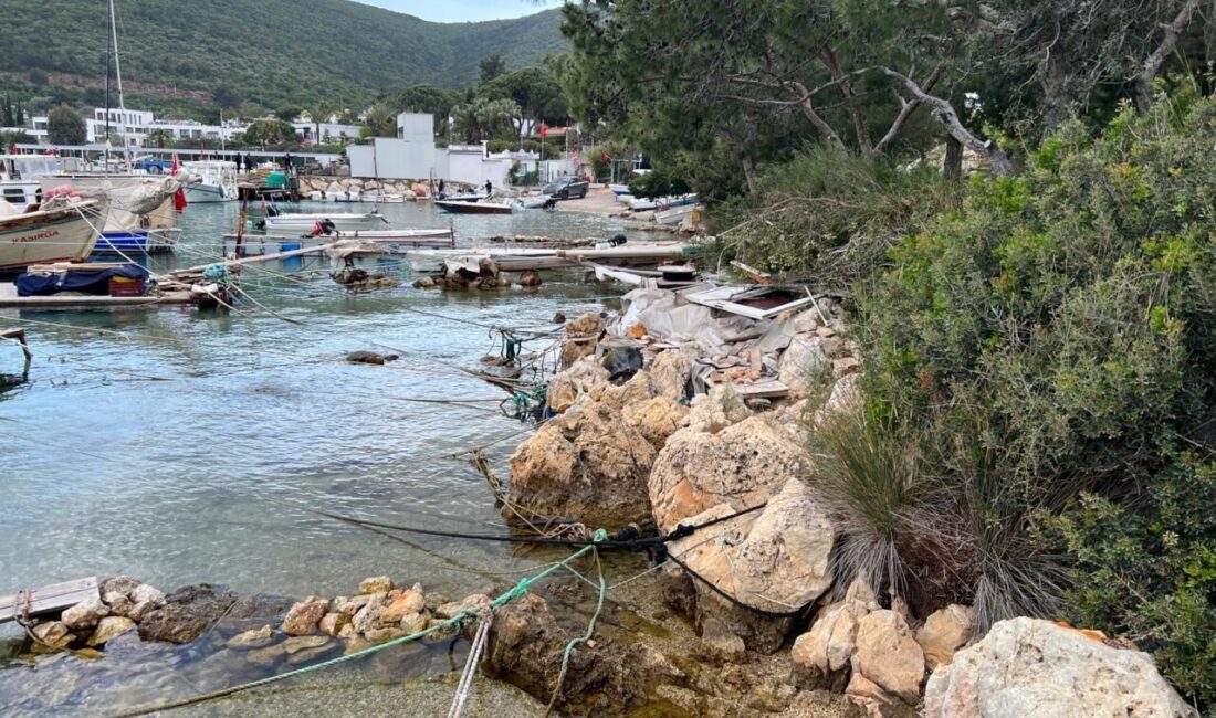 Muğla’nın Bodrum ilçesinde denizdeki tonozlar ve terk edilmiş tekneler kaldırıldı.