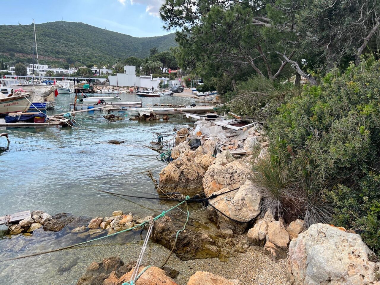 Muğla’nın Bodrum ilçesinde denizdeki tonozlar ve terk edilmiş tekneler kaldırıldı.