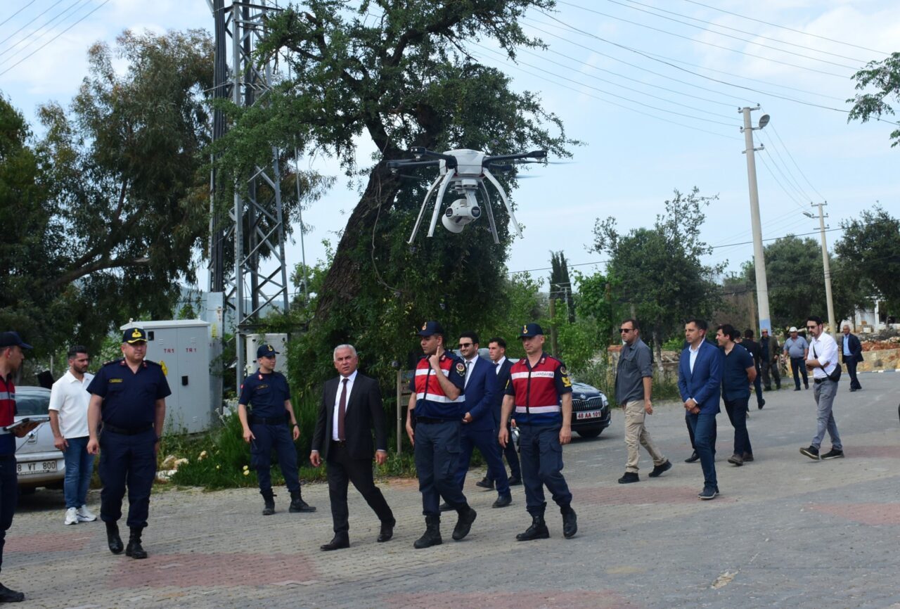 Muğla’nın Bodrum ilçesinde jandarma ekipleri orman yangınlarına karşı havadan denetimlerini