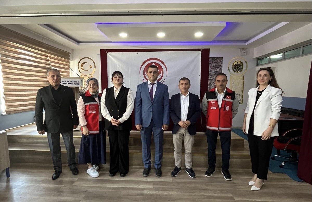 Bilecik’in Bozüyük ilçesinde Sosyal Hizmet Merkezi Müdürlüğü tarafından engelli bireylerin