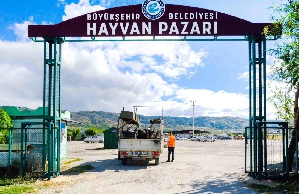 Eskişehir Büyükşehir Belediyesi Hayvan Pazarı’nda kurbanlık satmak isteyen vatandaşlar için