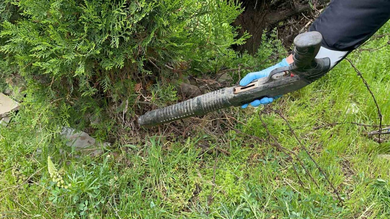 Eskişehir’de çalıların arasına gizlenmiş pompalı tüfek, yapılan budama işlemi ile