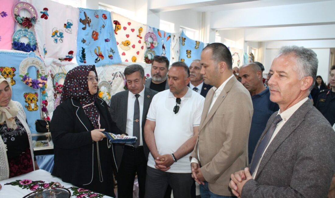AFYONKARAHİSAR (AA) – Afyonkarahisar'ın Çay ilçesinde "Karma El Sanatları Sergisi"nin