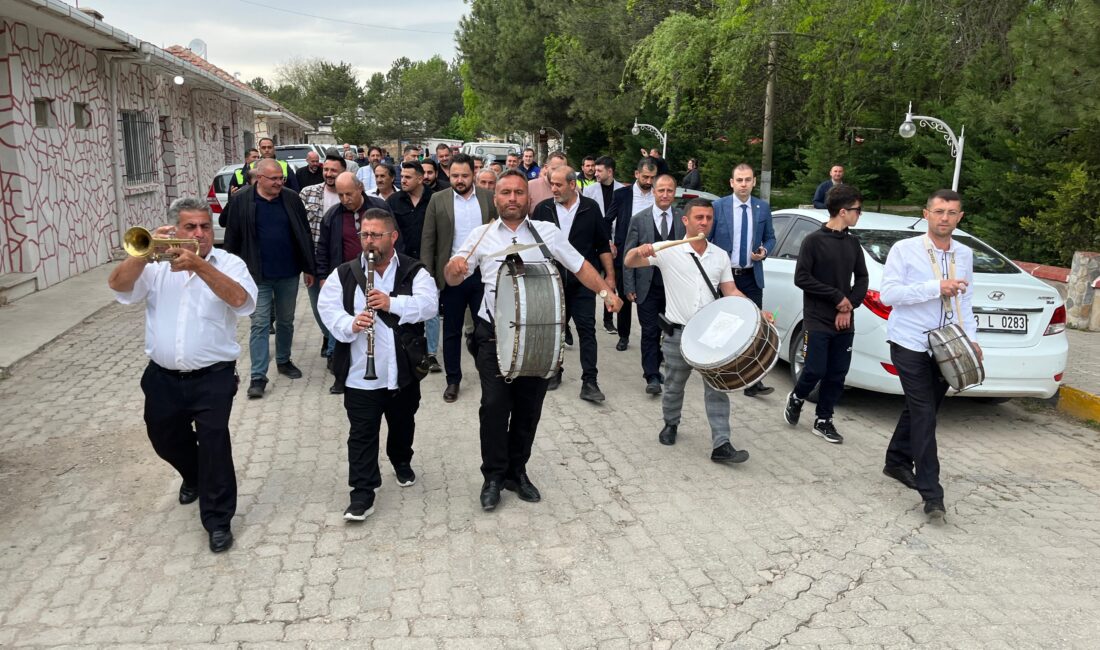 Afyonkarahisar’ın Sandıklı ilçesinde, Sandıklı Belediyesi tarafından düzenlenen geleneksel Hıdırellez Şenlikleri