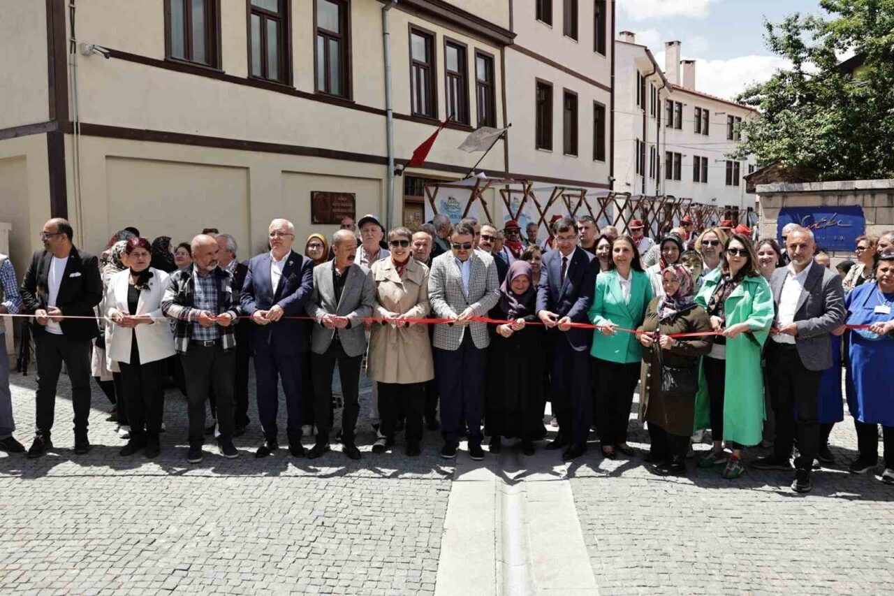 Kütahya Belediyesi, kentin kültürel mirasının simgelerinden biri olan Germiyan Sokak’ta