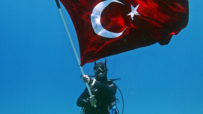 Muğla'nın Fethiye ilçesinde bir grup dalgıç, 19 Mayıs Atatürk'ü Anma