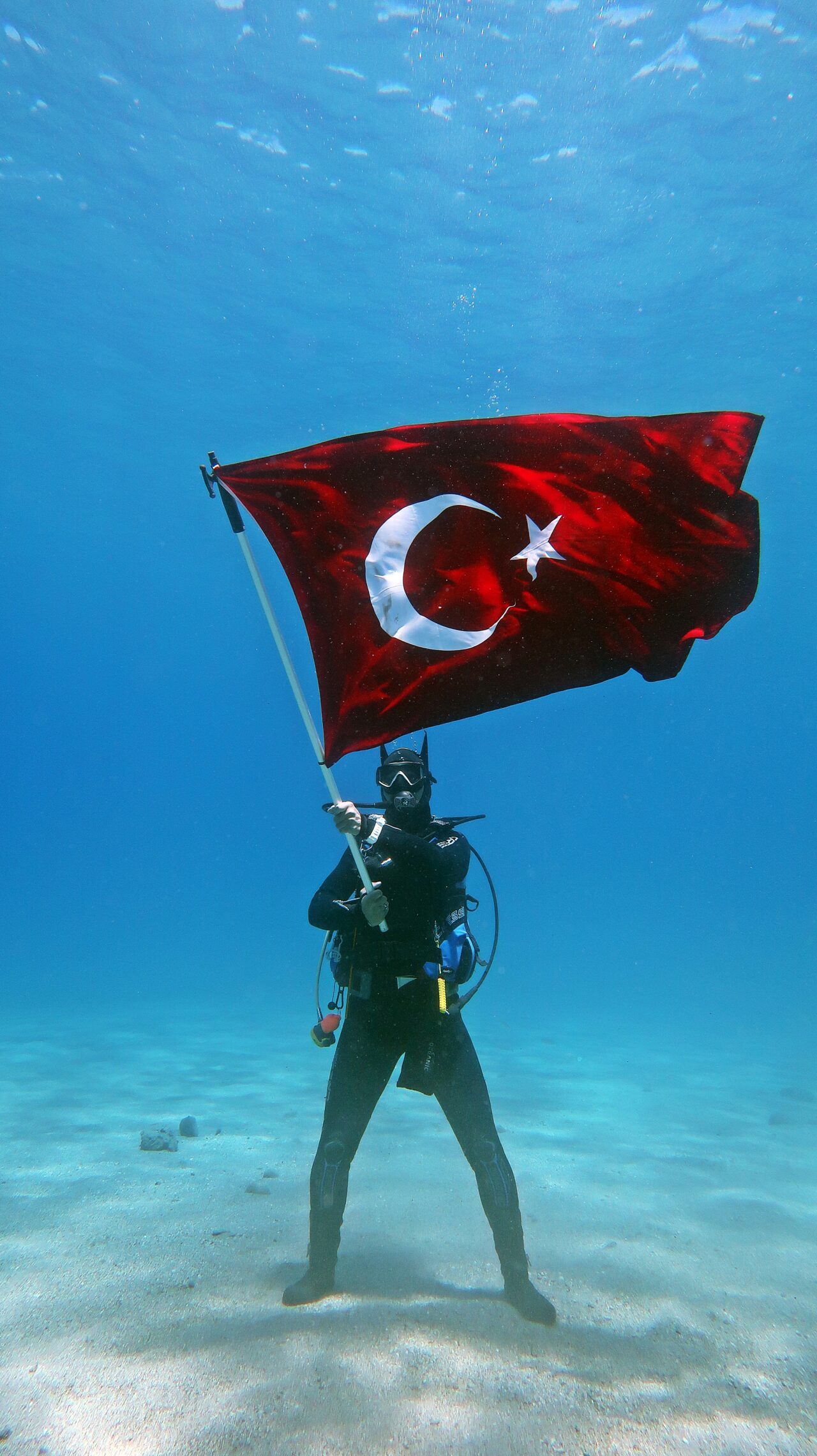 Muğla'nın Fethiye ilçesinde bir grup dalgıç, 19 Mayıs Atatürk'ü Anma