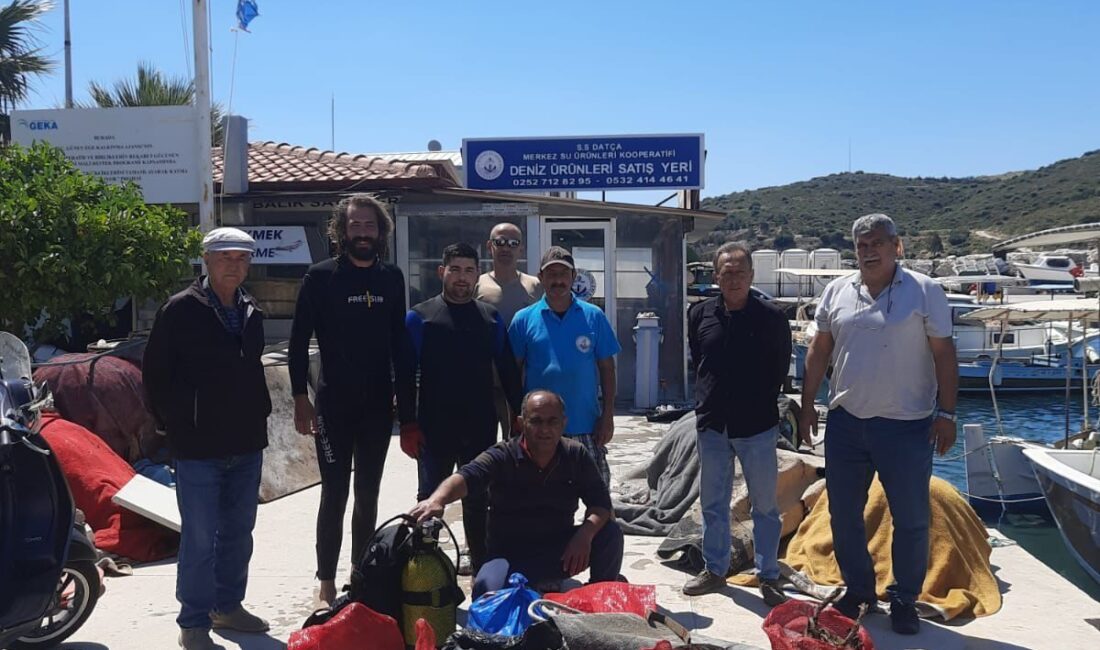Muğla’nın Datça ilçesinde deniz dibinden yaklaşık 2 ton atık toplandı.