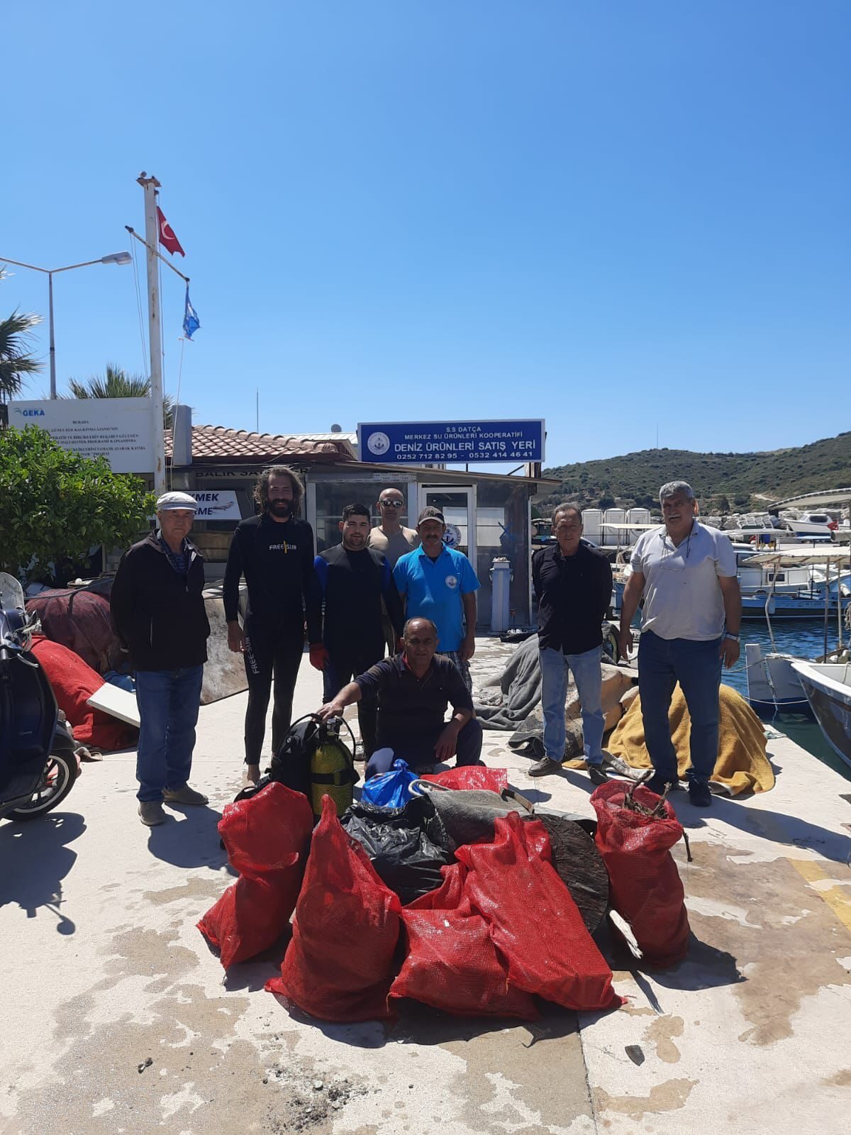 Muğla’nın Datça ilçesinde deniz dibinden yaklaşık 2 ton atık toplandı.