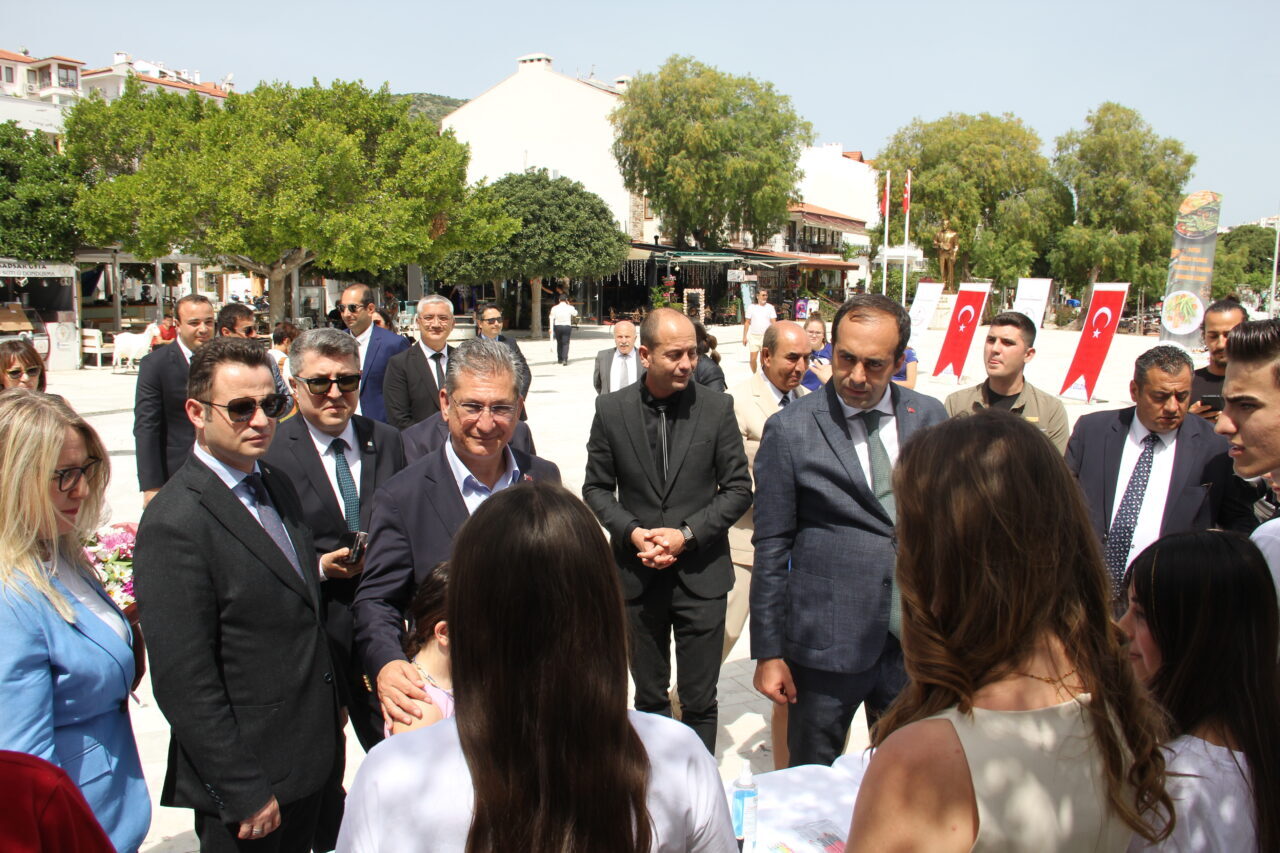 Datça ilçesinde, Mesleki Eğitim Fuarı gerçekleştirildi. Datça Cumhuriyet Meydanı’nda İlçe