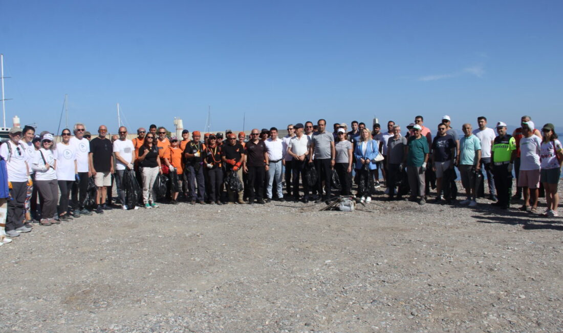 Muğla’nın Datça ilçesindeki tarihi Karia Yolu ve sahillerde çevre temizliği