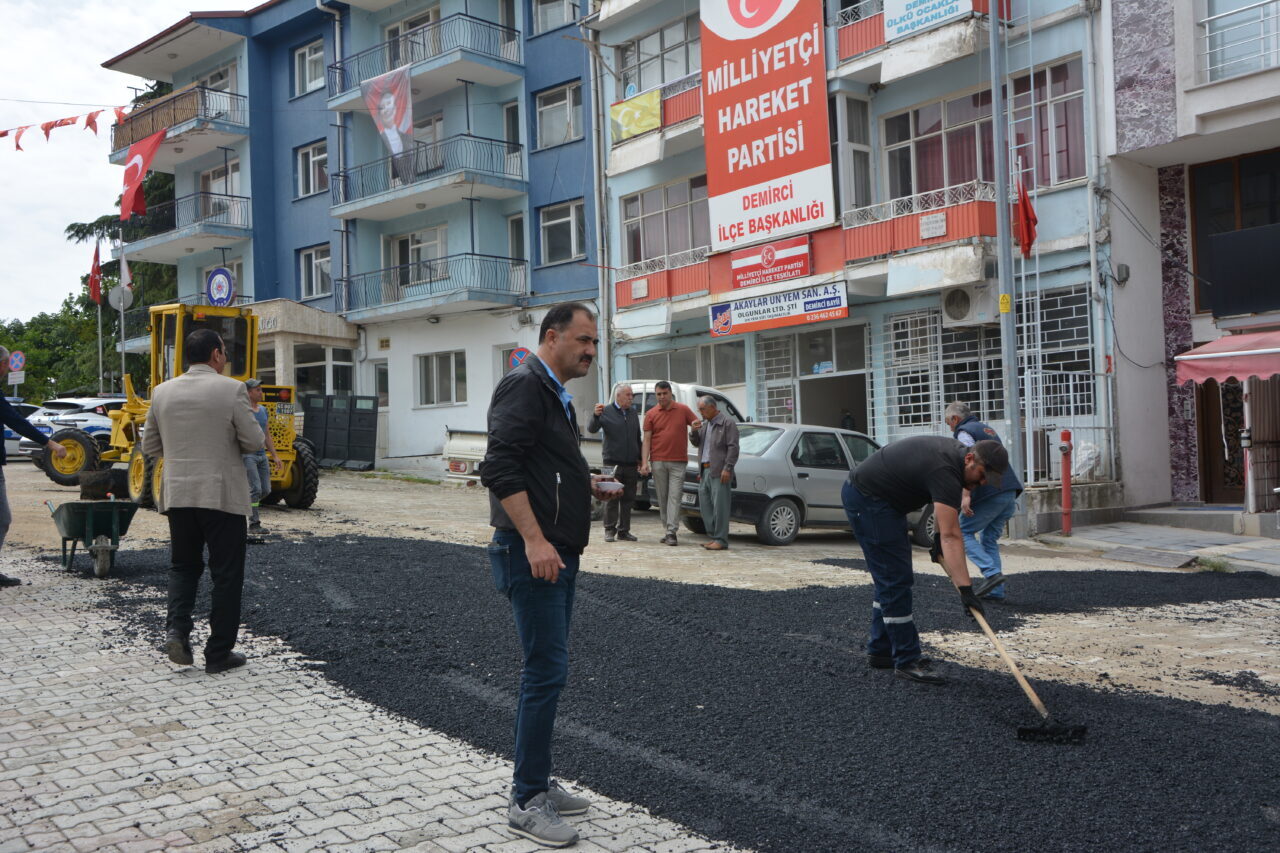  Manisa'nın Demirci ilçesinde Kaymakam İbrahim Ethem Akıncı Caddesinde asfalt yenileme