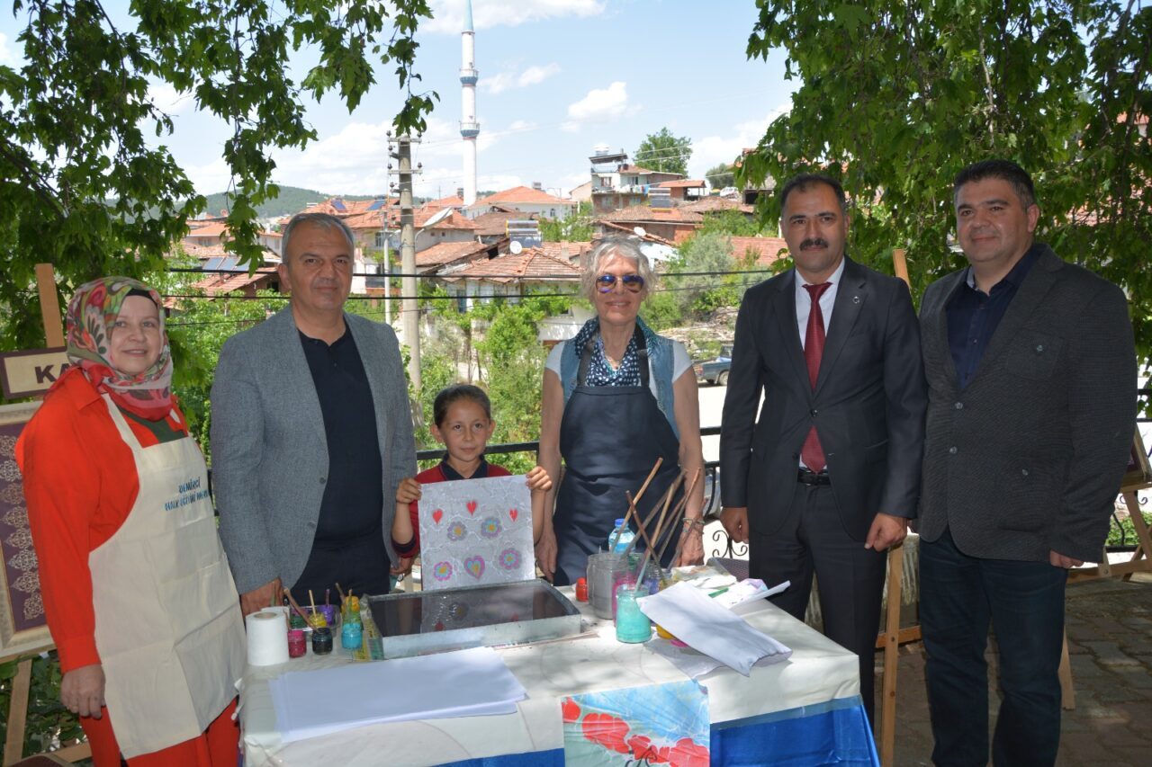 Demirci Halk Eğitimi Merkezi Müdürlüğü kursiyerlerinin yıl boyunca hazırladığı eserler