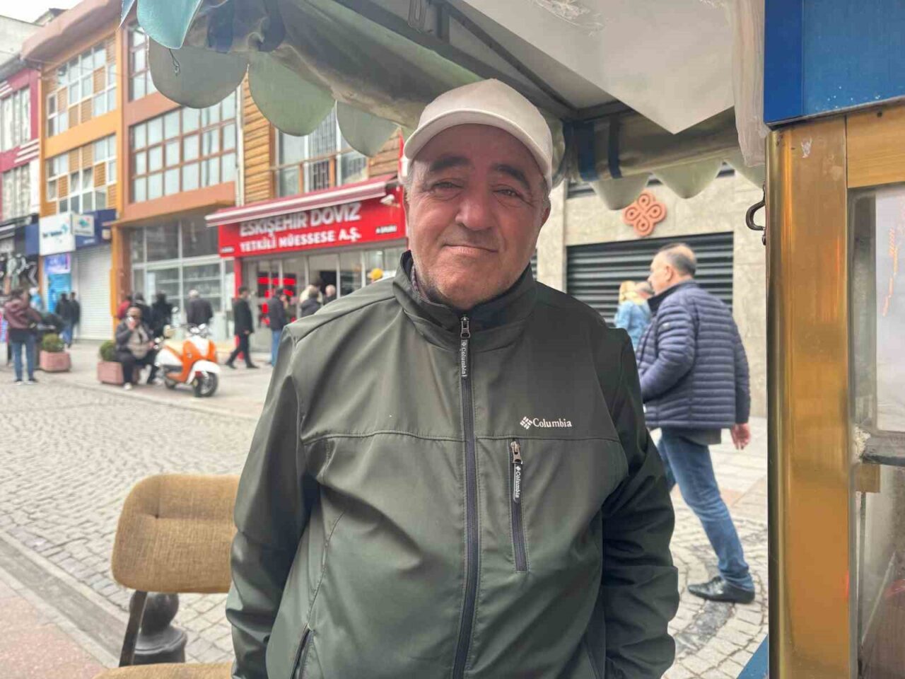 Eskişehir’de ani sıcaklık değişimleri, seyyar satıcıları olumsuz etkiliyor.