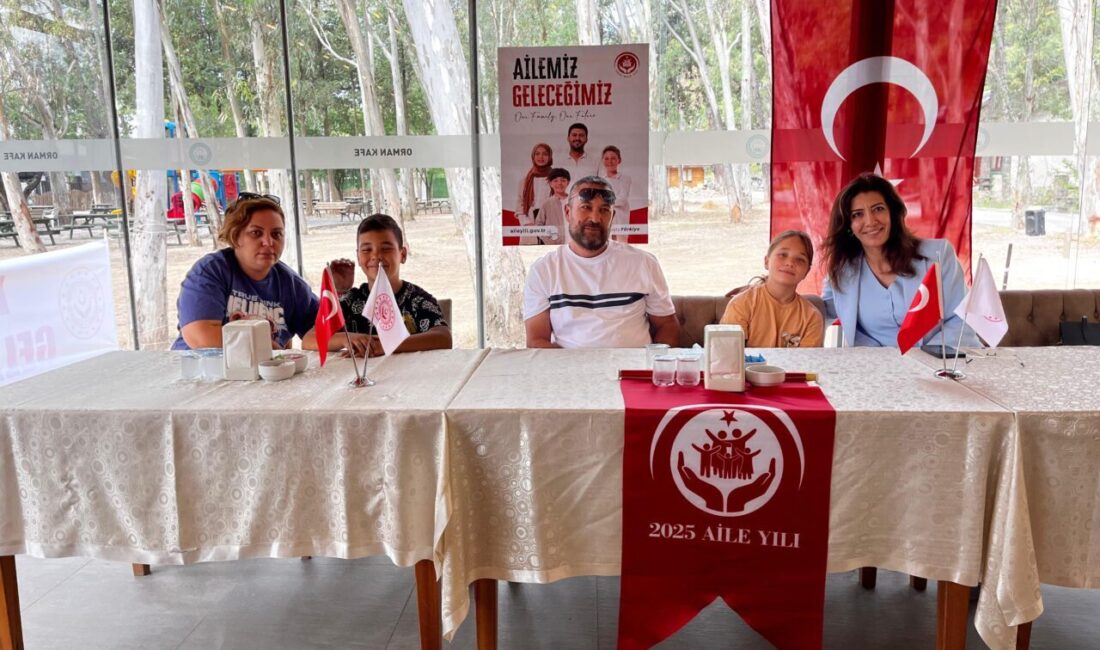 Muğla'nın Ula ilçesinde düzenlenen "dijital detoks" etkinliği kapsamında denizde "Aile
