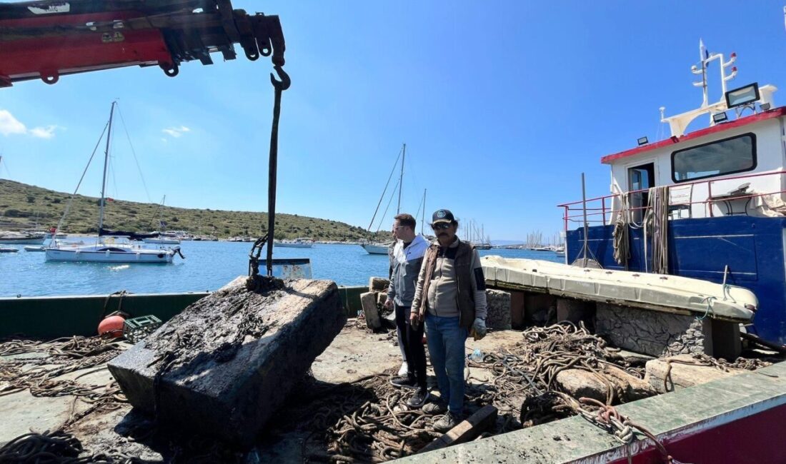 Muğla'nın Bodrum ilçesinde denizdeki tonozlar ve atıklar, dalgıçlar eşliğinde vinçle