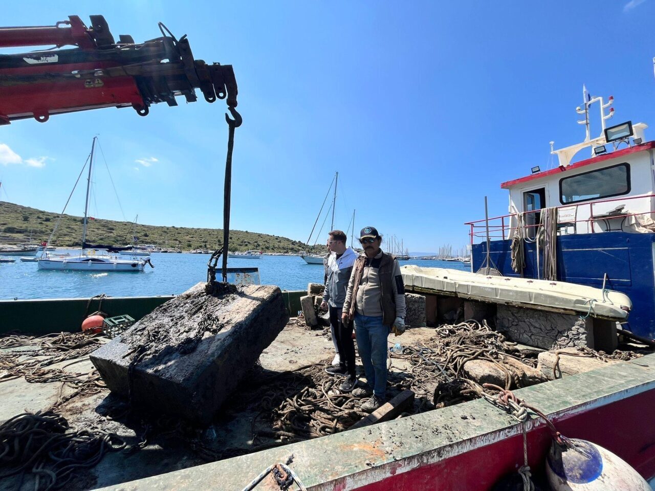 Muğla'nın Bodrum ilçesinde denizdeki tonozlar ve atıklar, dalgıçlar eşliğinde vinçle