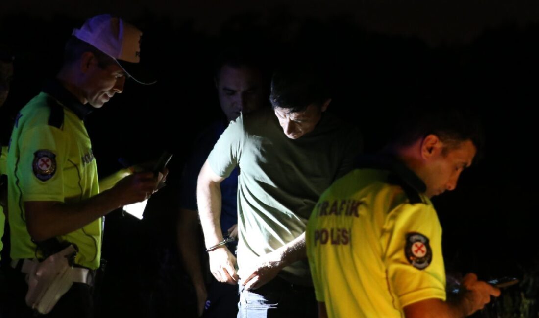Denizli'nin Merkezefendi ilçesinde "dur" ihtarına uymayan sürücünün çarptığı polis memuru