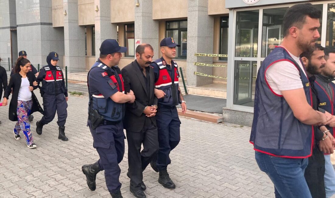  Denizli'nin Honaz ilçesinde hırsızlık yaptıkları iddiasıyla gözaltına alınan 4 şüpheliden