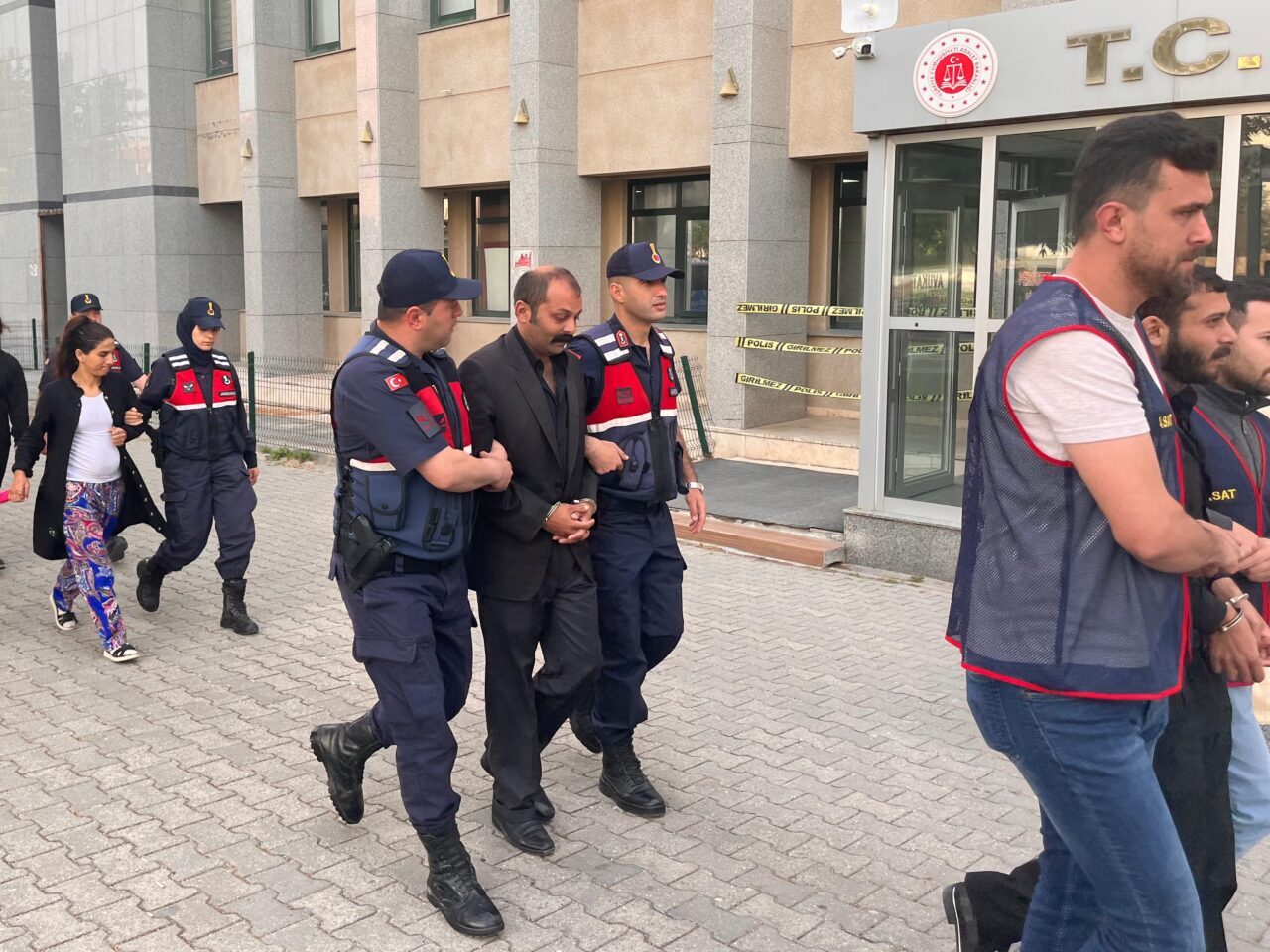  Denizli'nin Honaz ilçesinde hırsızlık yaptıkları iddiasıyla gözaltına alınan 4 şüpheliden