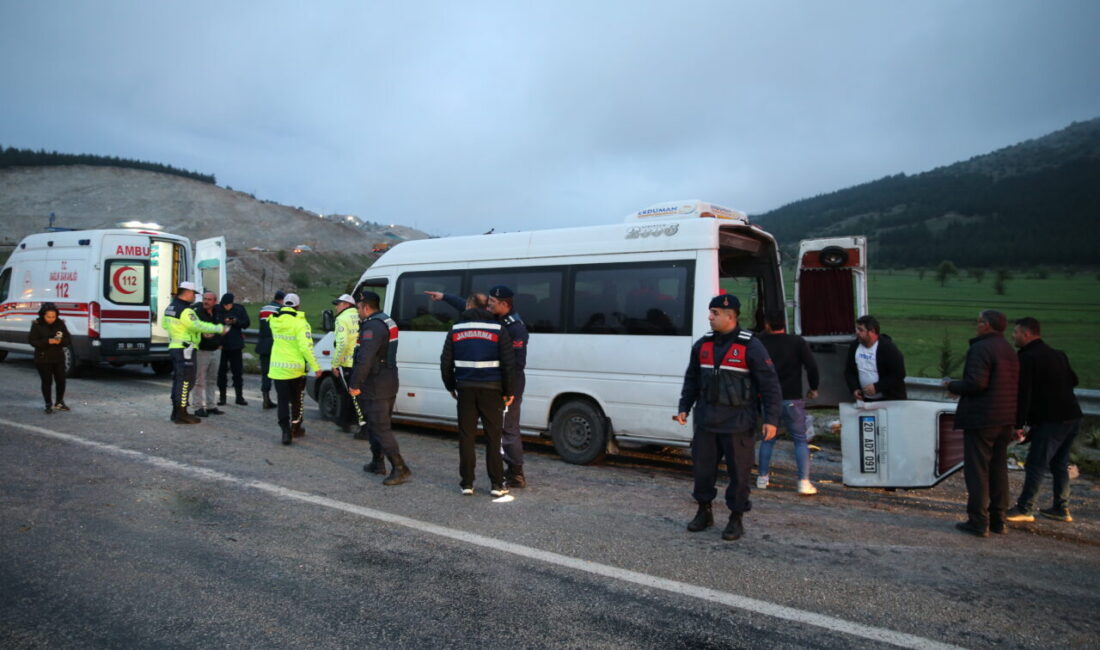 Denizli'nin Tavas ilçesinde servis minibüsünün karşı şeride geçip otomobile çarpması
