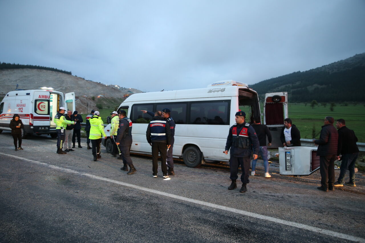 Denizli'nin Tavas ilçesinde servis minibüsünün karşı şeride geçip otomobile çarpması