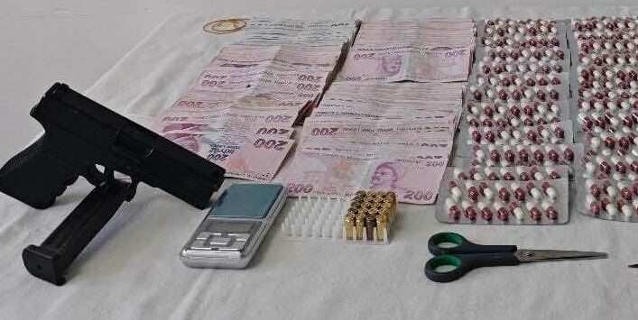Denizli’nin Pamukkale ilçesinde düzenlenen uyuşturucu operasyonunda gözaltına alınan 3 şüpheli