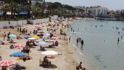 Sıcak havayı ve hafta sonu tatilini fırsat bilen denizseverler, Aydın'ın