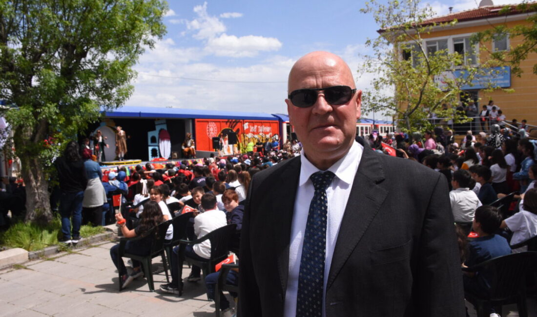 AFYONKARAHİSAR (AA) – Afyonkarahisar'da öğrenciler, "Vagon Sahne Projesi" kapsamında raylar