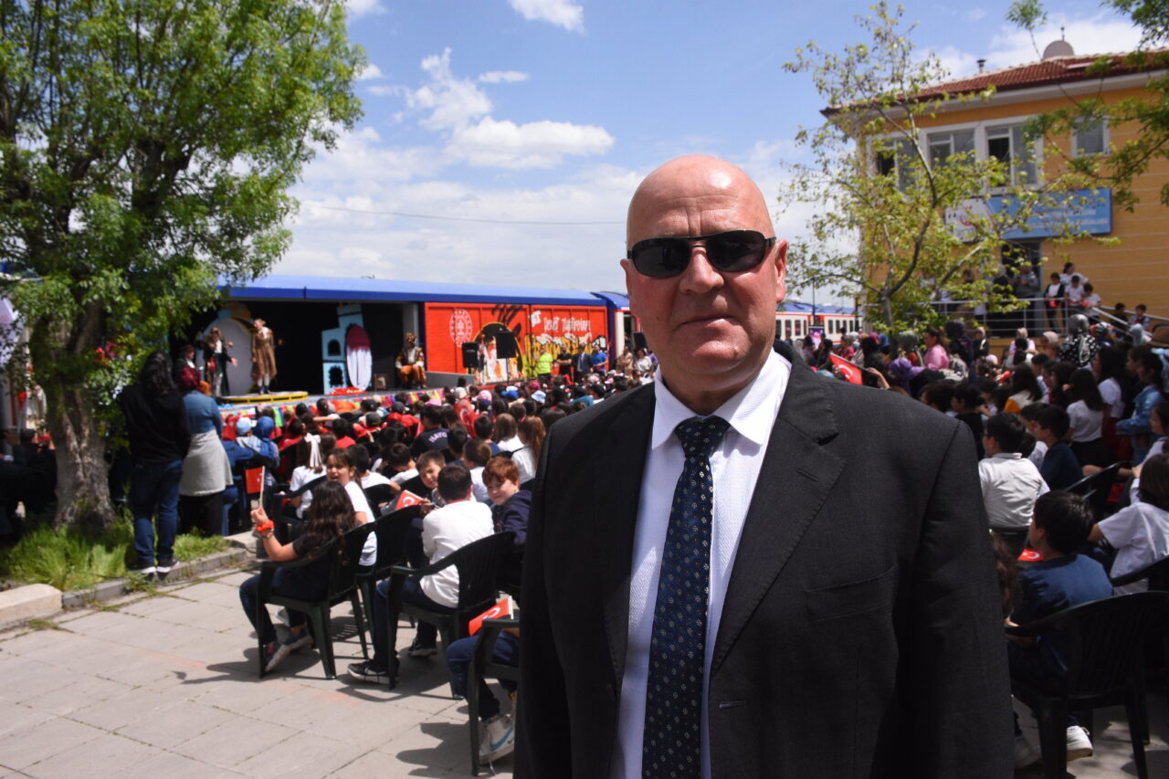 AFYONKARAHİSAR (AA) – Afyonkarahisar'da öğrenciler, "Vagon Sahne Projesi" kapsamında raylar