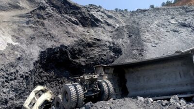 Kütahya'nın Altıntaş ilçesinde, hafriyat kamyonunun devrildiği kazada sürücü hayatını kaybetti.