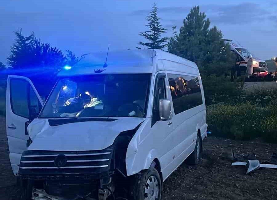Afyonkarahisar’da kontrolden çıkarak tarım arazisine devrilen yolcu minibüsünde 6 kişi