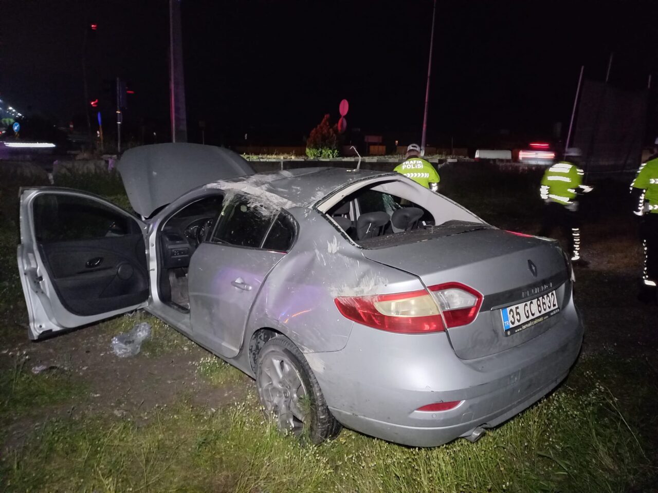 Manisa'nın Şehzadeler ilçesinde otomobilin beton bariyerlere çarparak devrilmesi sonucu sürücü