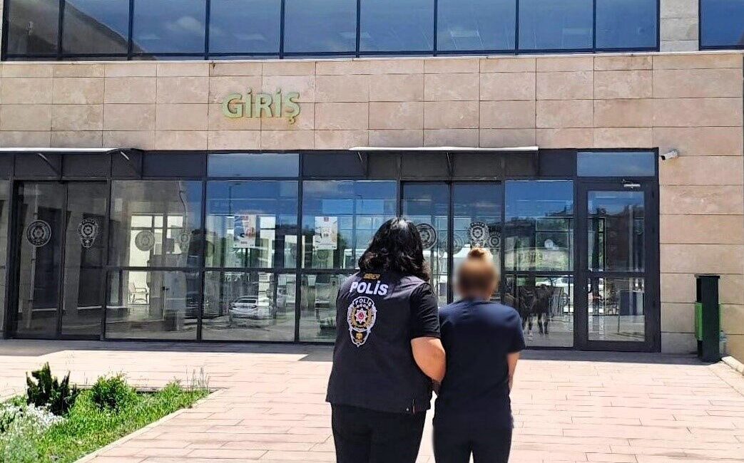 Dolandırıcıya Geçit Yok! Aranan Şahıs Polis Tarafından Yakalandı Afyonkarahisar’da dolandırıcılık suçundan 4 yıl hapis cezasıyla aranan şahıs polis