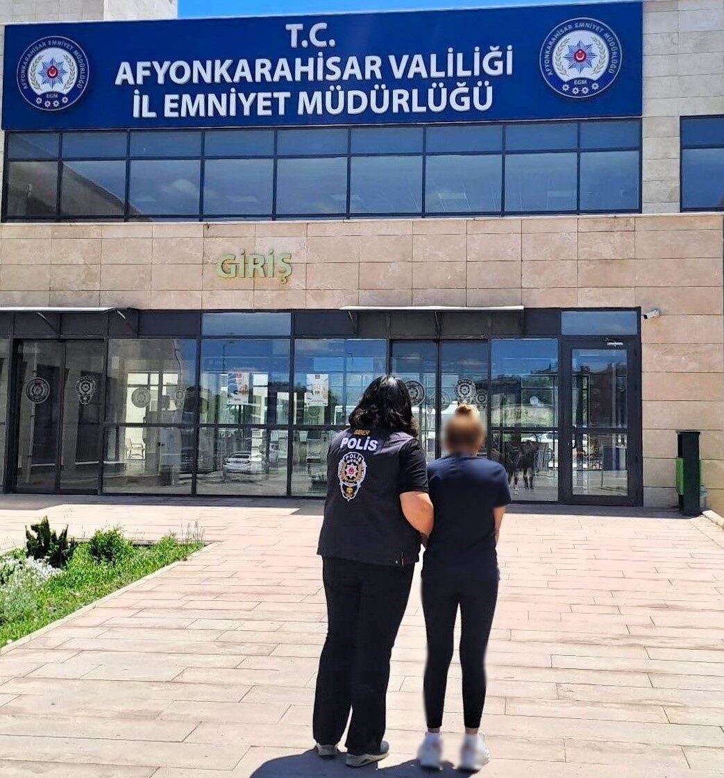 Afyonkarahisar’da dolandırıcılık suçundan 4 yıl hapis cezasıyla aranan şahıs polis