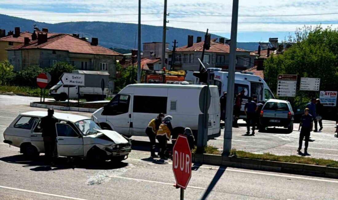 Kütahya’nın Domaniç ilçesinde iki aracın çarpışması sonucu meydana gelen trafik