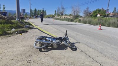 Kütahya'nın Hisarcık ilçesinde, bahçe duvarına çarpan motosikletin sürücüsü ağır yaralandı.