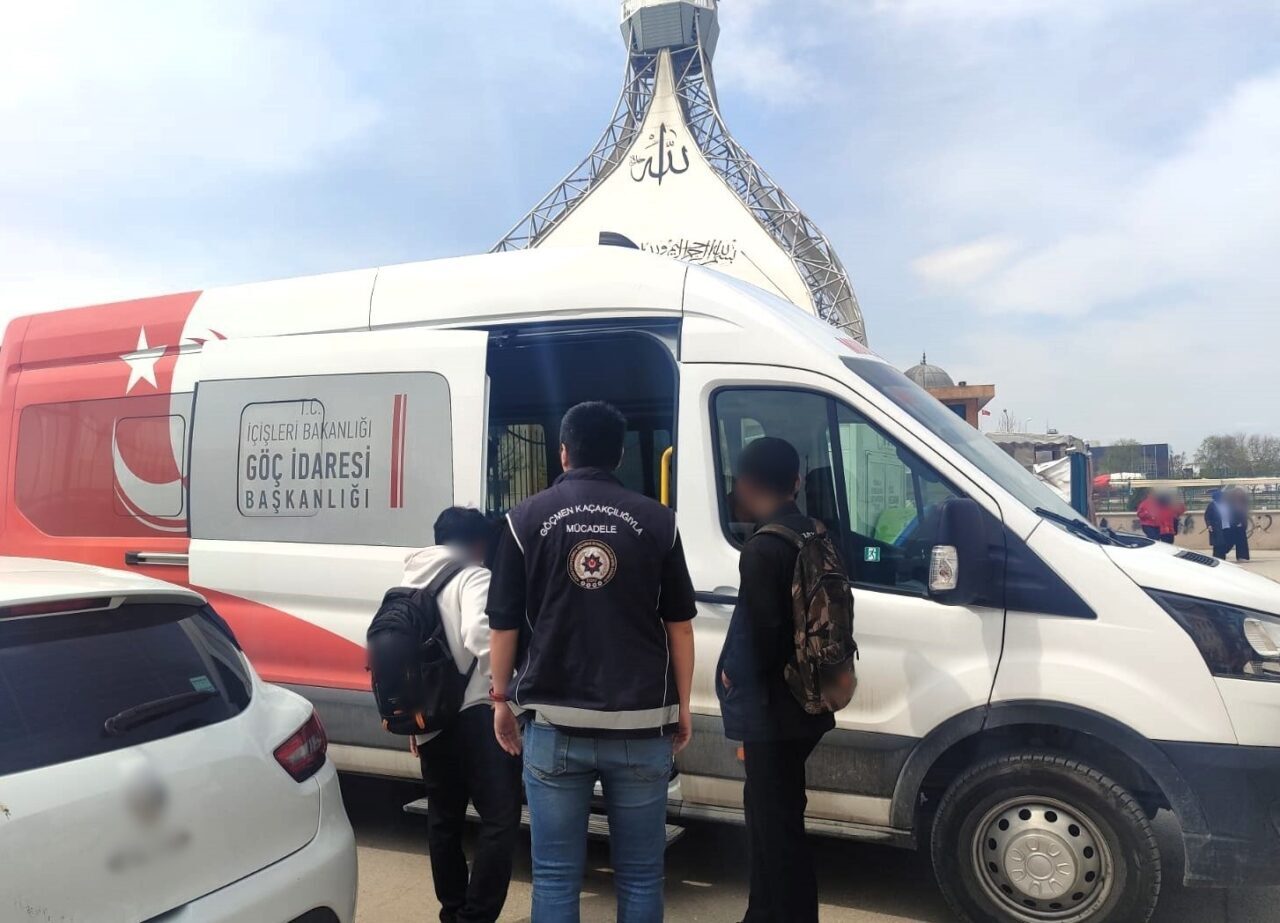 Afyonkarahisar’da polis tarafından iki farklı adrese düzenlenen operasyonda 7 düzensiz