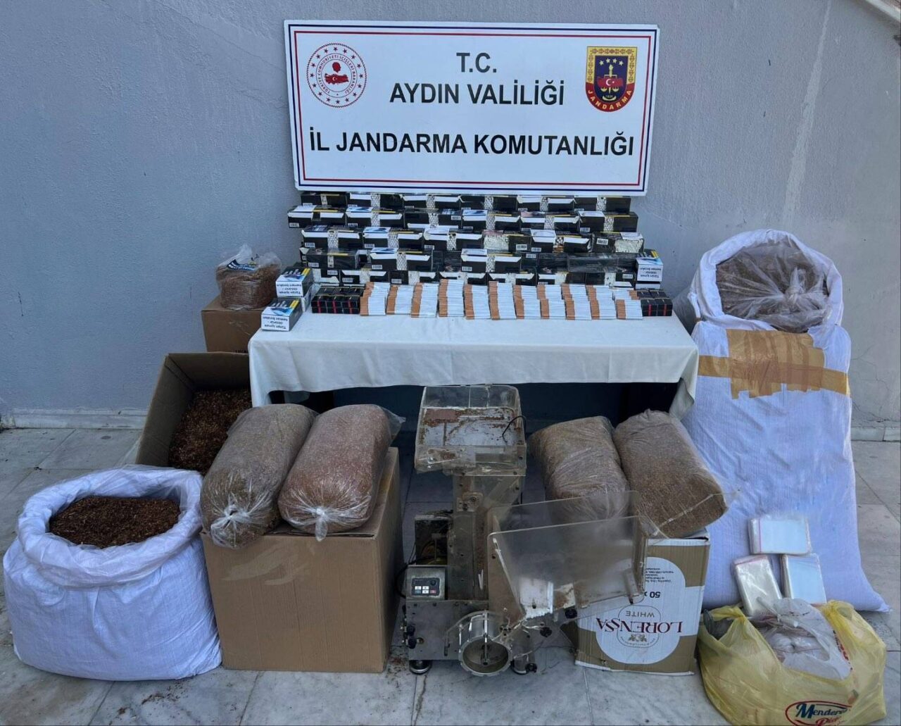 Aydın'ın Efeler ilçesinde düzenlenen kaçak sigara operasyonunda 1 şüpheli gözaltına