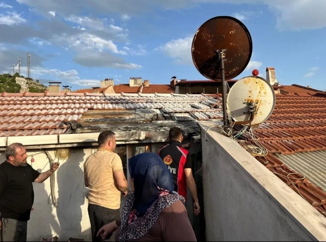 Kütahya’nın Emet ilçesinde bir evin çatısında çıkan yangın itfaiye ekiplerince
