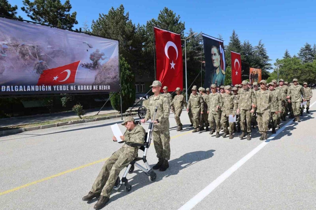 Afyonkarahisar Garnizon Komutanlığı’nda düzenlenen ’Engelli Bireyler İçin Temsili Askerlik Yemin