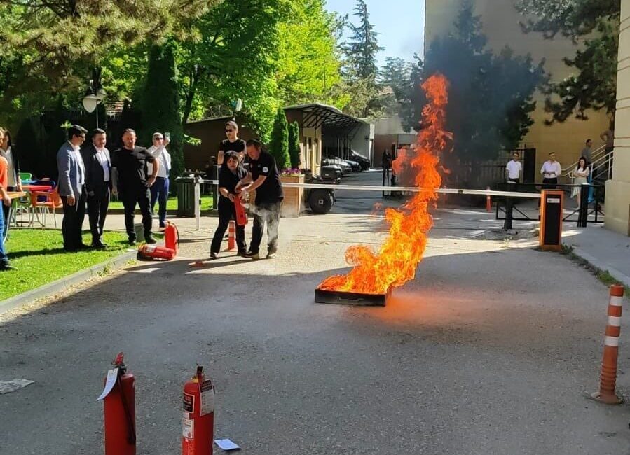Eskişehir Valiliği personellerine yönelik yangın farkındalık eğitimi verdi. Eskişehir Valiliği,