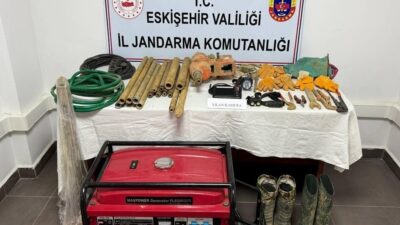 Eskişehir’de kaçak kazı yapan 3 kişi, jandarma ekipleri tarafından suçüstü