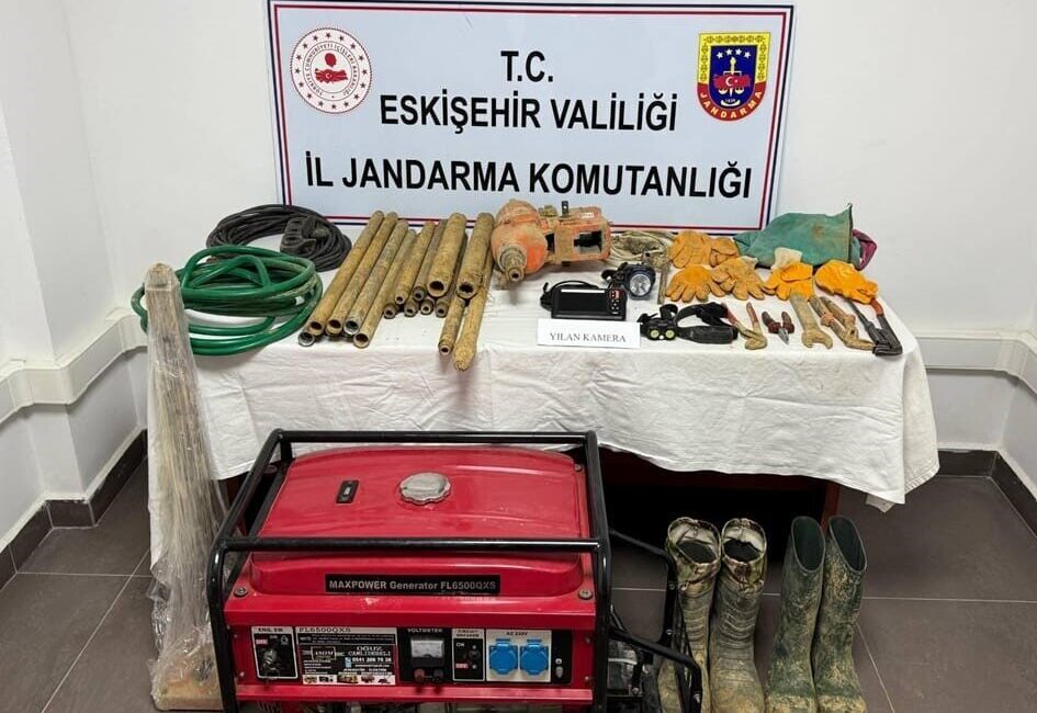 Eskişehir’de kaçak kazı yapan 3 kişi, jandarma ekipleri tarafından suçüstü